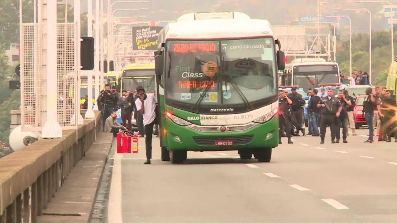 Ônibus sequestrado na manhã desta terça (20) no Rio de Janeiro