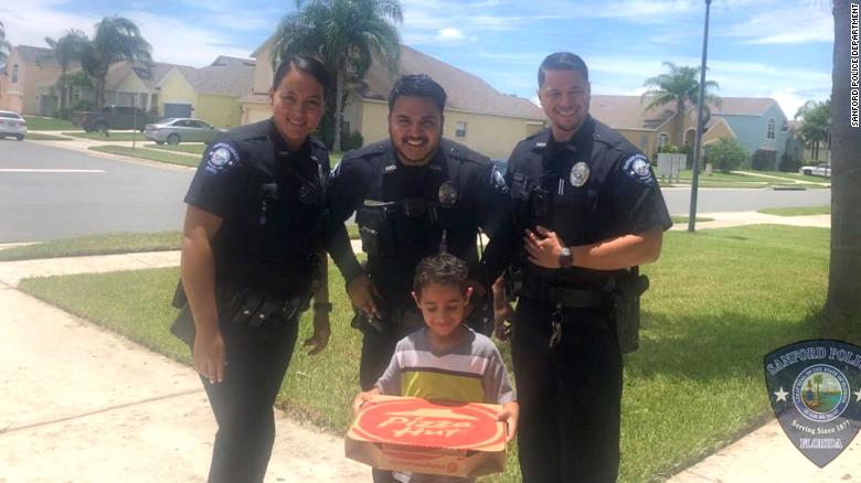 Policiais entregam pizza a garotinho que estava com fome