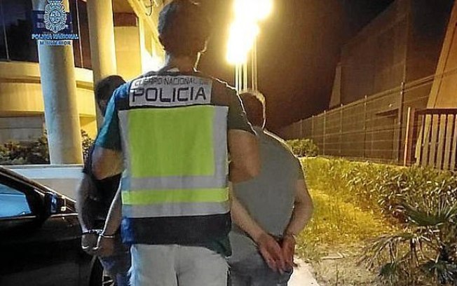 Policia de Maiorca prendendo os dois suspeitos de estupro