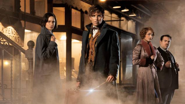 <strong>Animais Fantásticos e Onde Habitam (estreia em 04/10/2019): </strong>1926. Em uma viagem para Nova York, o excêntrico magizoologista Newt Scamander descobre uma trama sinistra que ameaça toda a comunidade bruxa. <strong>Animais Fantásticos e Onde Habitam (estreia em 04/10/2019): </strong>1926. Em uma viagem para Nova York, o excêntrico magizoologista Newt Scamander descobre uma trama sinistra que ameaça toda a comunidade bruxa.