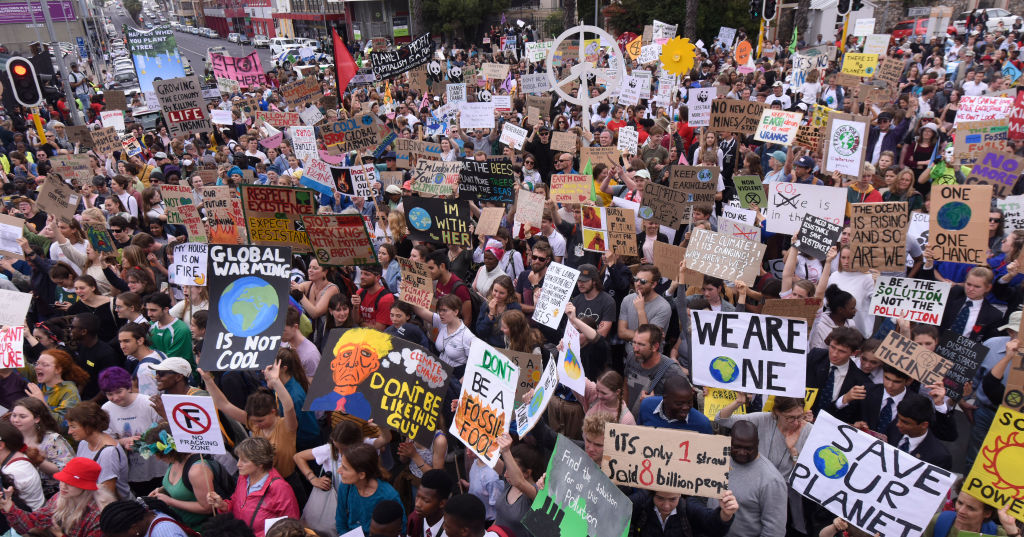 Manifestantes em ato pelo clima, em Cape Town, na África do Sul