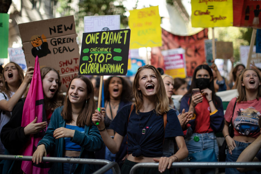 Estudantes protestando contra as mudanças climáticas na Inglaterra Estudantes protestando contra as mudanças climáticas na Inglaterra