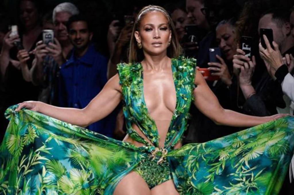 Jennifer Lopez usa vestido inspirado em seu look marcante dos anos 2000