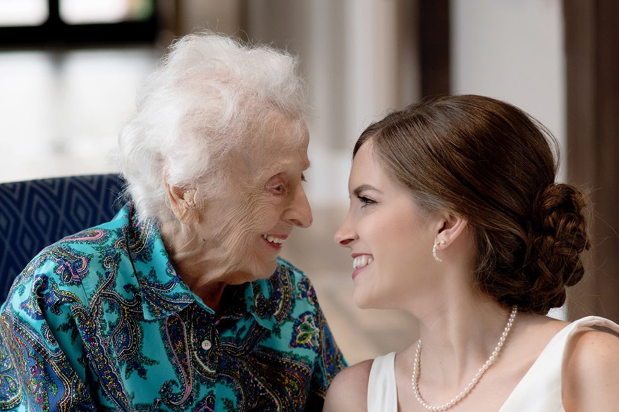 Noiva faz surpresa emocionante para avó de 102 anos
