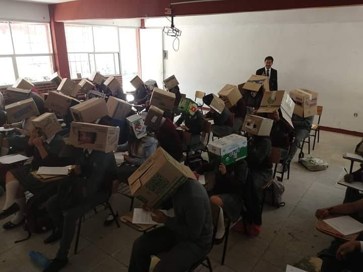 Professor mexicano usa caixas para impedir que alunos colem