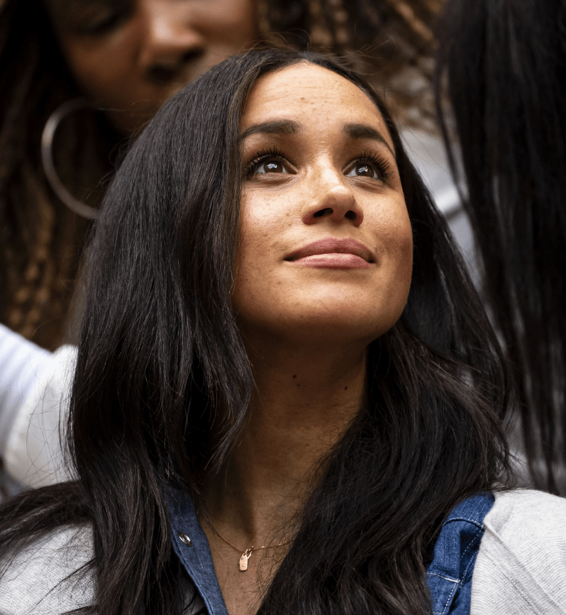 Meghan Markle usa colar com inicial H em homenagem a Harry