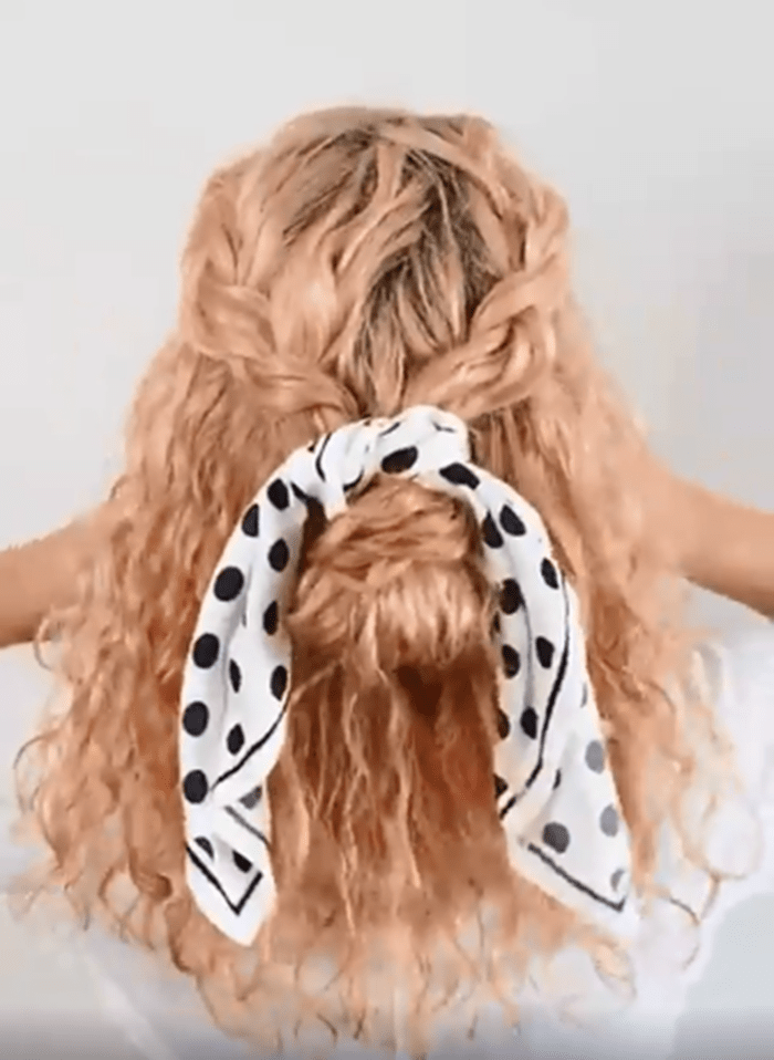 penteado com lenço para cabelo cacheado