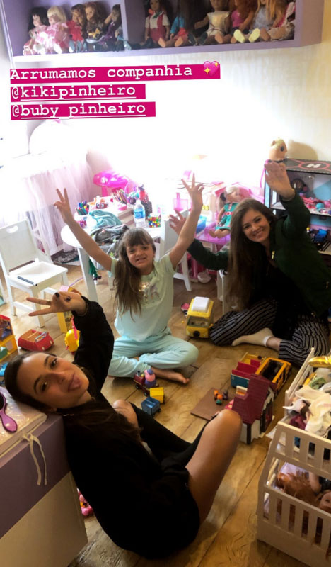Rafinha Justus brincando em seu quarto na companhia da tia e da prima Rafinha Justus brincando em seu quarto na companhia da tia e da prima
