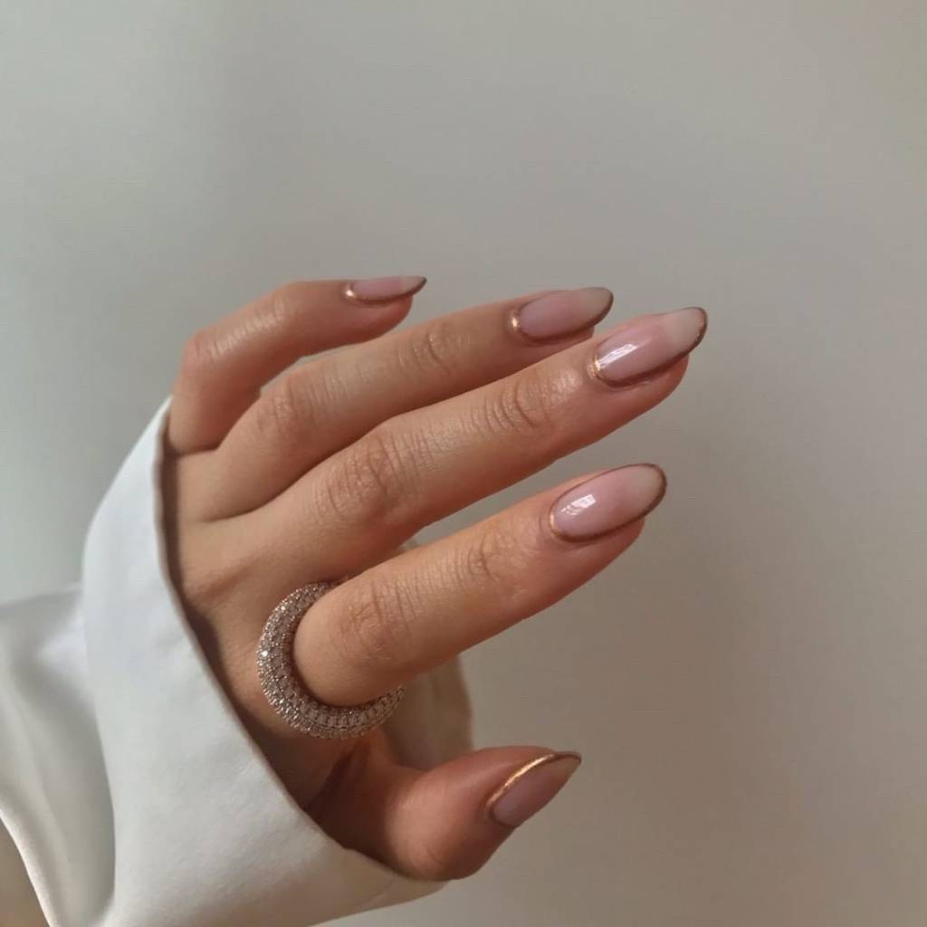 Contorno discreto nas unhas é a nova tendência de nail art Contorno discreto nas unhas é a nova tendência de nail art