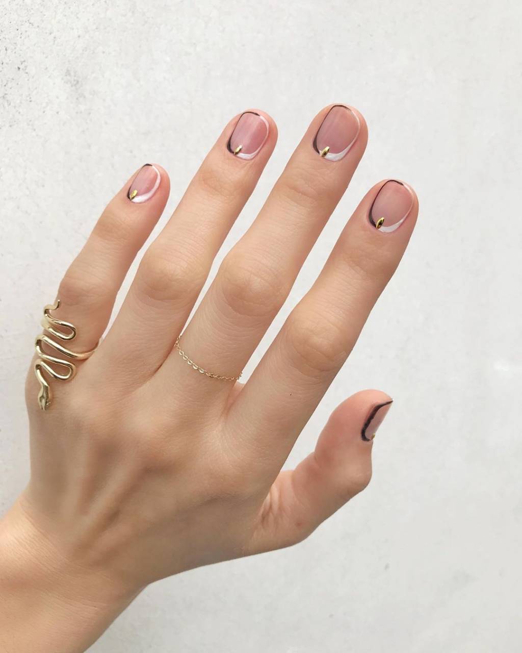 Contorno discreto nas unhas é a nova tendência de nail art Contorno discreto nas unhas é a nova tendência de nail art