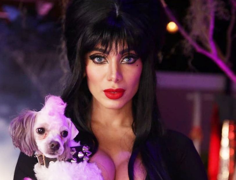 Com fantasia ousada, Anitta faz festa de Halloween em mansão