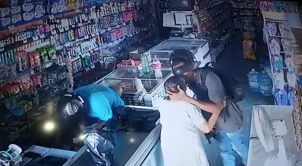 Ladrão beija idosa após recusar o dinheiro dela durante assalto