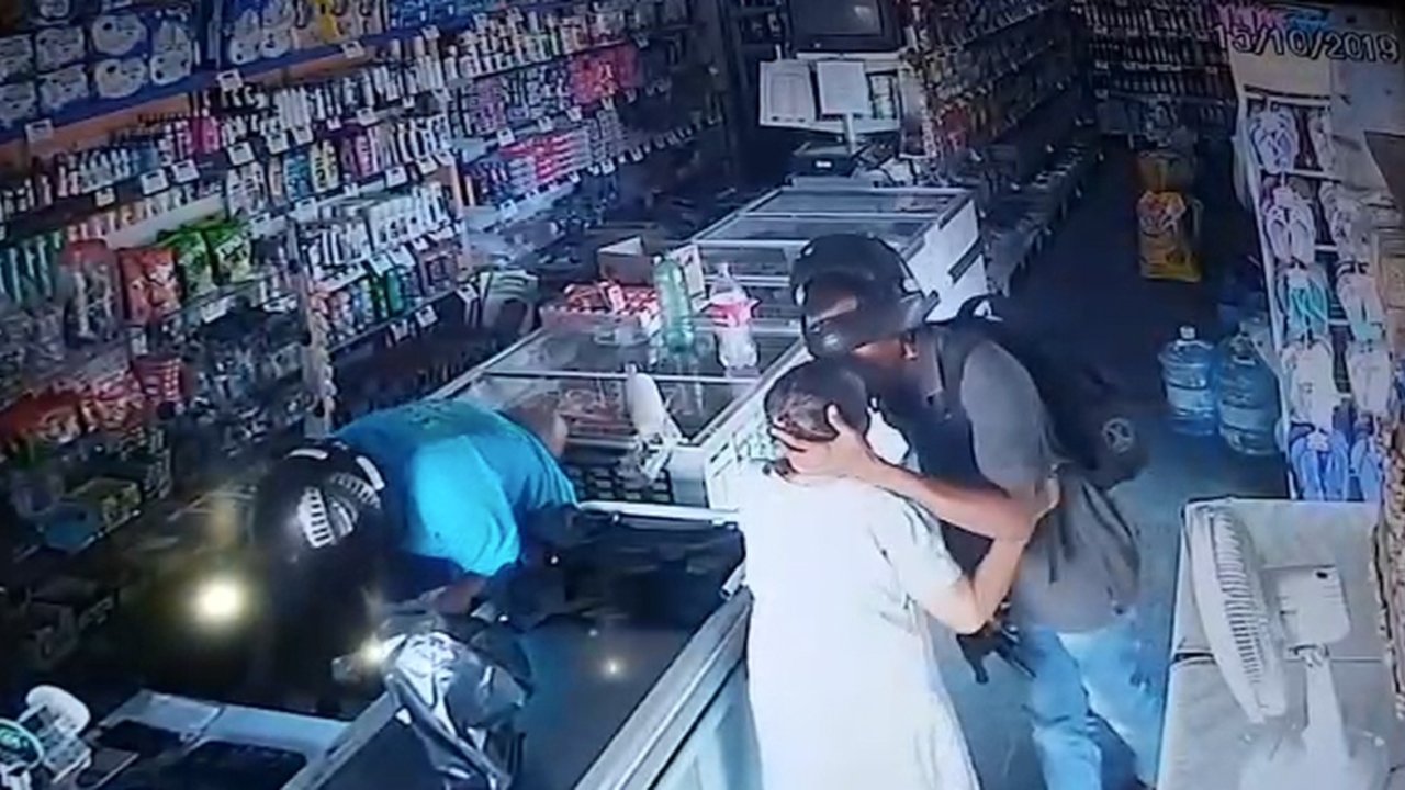 Ladrão beija idosa após recusar o dinheiro dela durante assalto