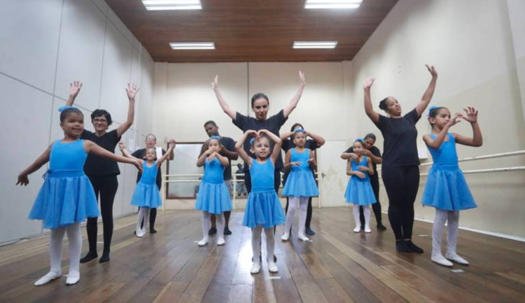 Pedreiro começa a fazer balé para acompanhar filhas autistas