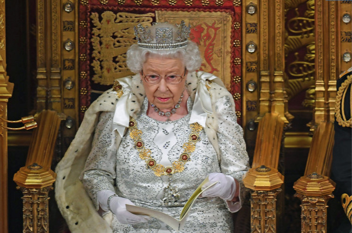 Rainha Elizabeth quebra tradição pela segunda vez
