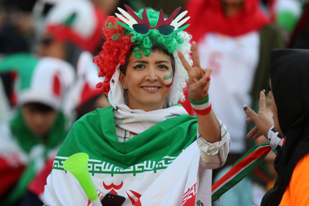 Mulheres iranianas assistem a jogo da 1ª divisão pela 1ª vez em mais de 40  anos - Jogada - Diário do Nordeste