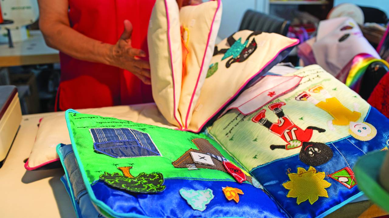 Livros de pano da ONG Movimento das Mulheres ajuda na famílias vulneráveis