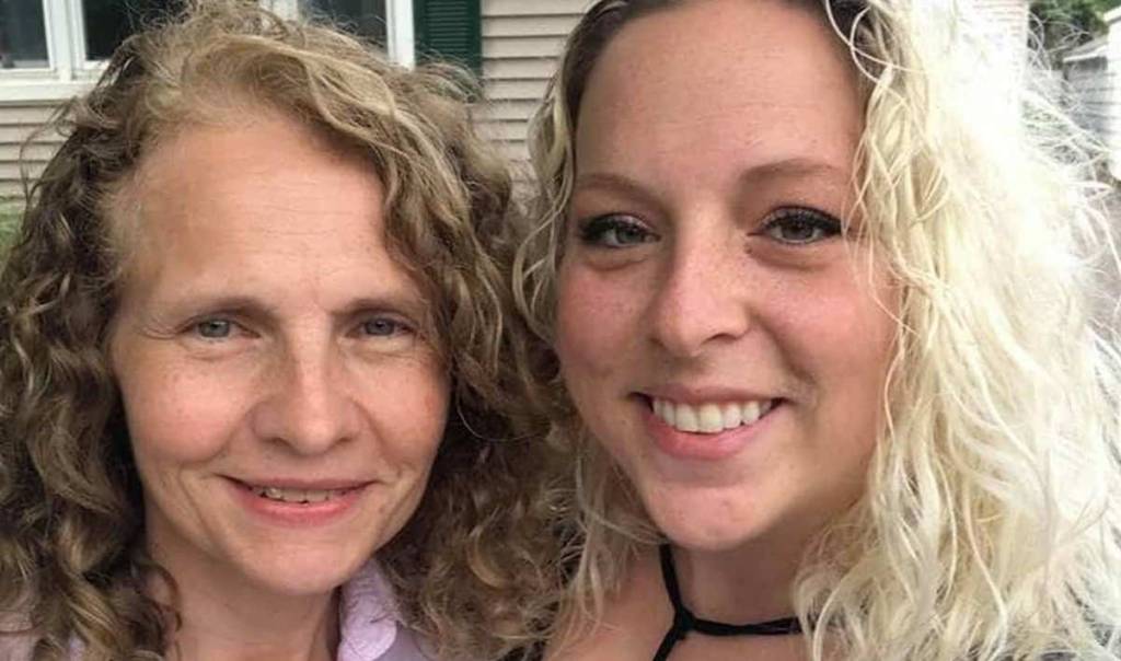 Mulher descobre que vizinha é sua irmã desaparecida por correspondência