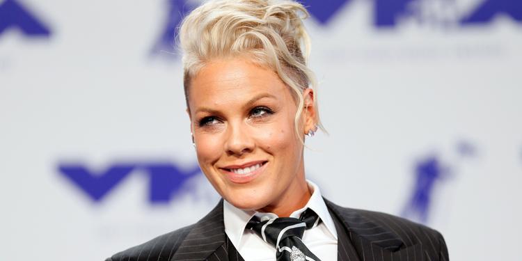 Pink recebe fãs na porta do hotel no Rio