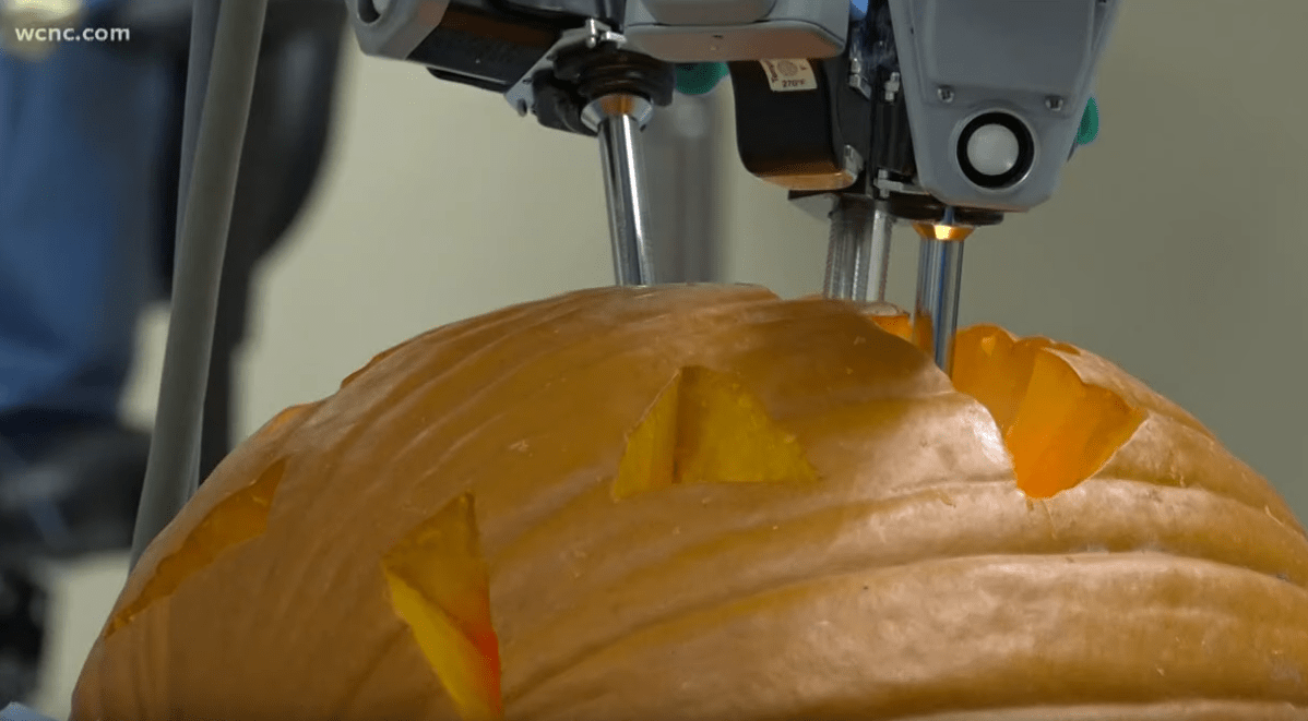 Cirurgiões fazem operação em abóbora em clima de Halloween