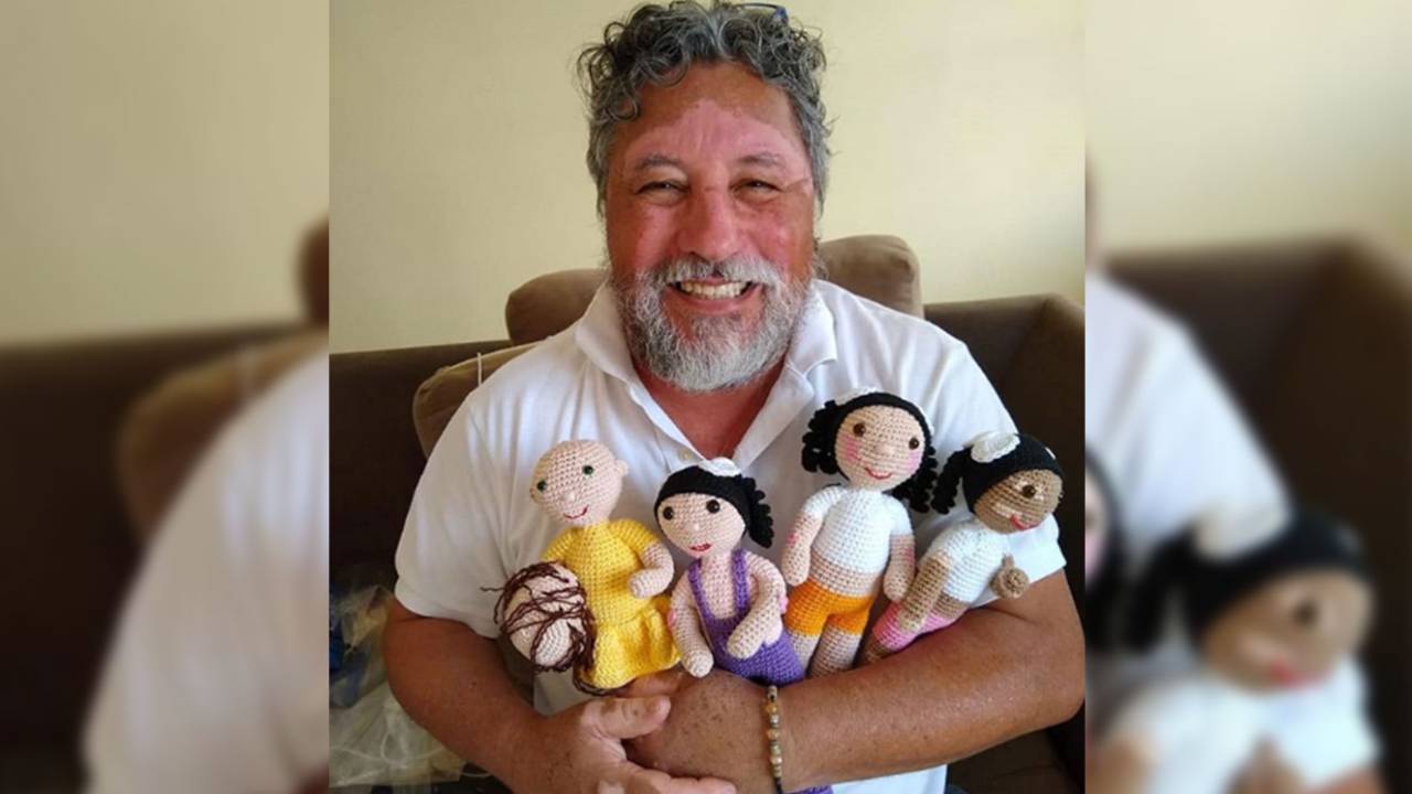 Homem faz bonecas de pano com vitiligo