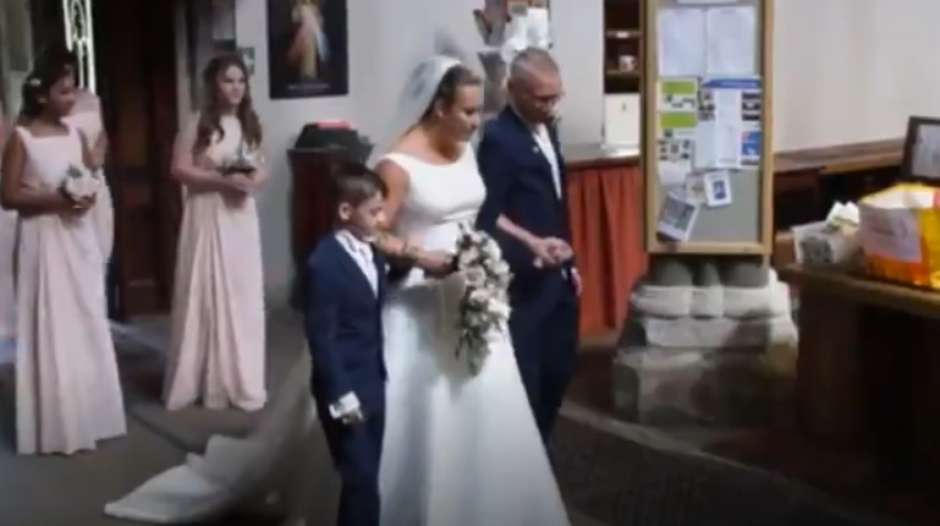 Cadeirante surge andando em seu casamento para surpreender marido