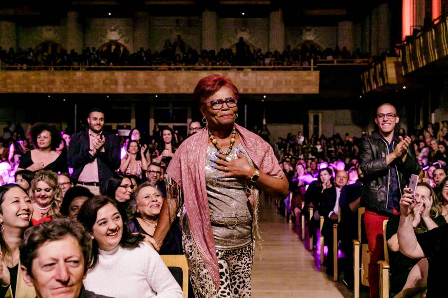 Nilza de Jesus Santos, emocionada, indo receber o prêmio  de Trabalho Social