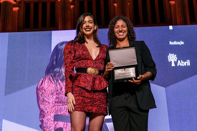 A digital influencer Camila Coutinho entregou o prêmio de Mulheres do Ano para a jogadora Cristiane Rozeira, que representou a Seleção Brasileira Feminina de Futebol