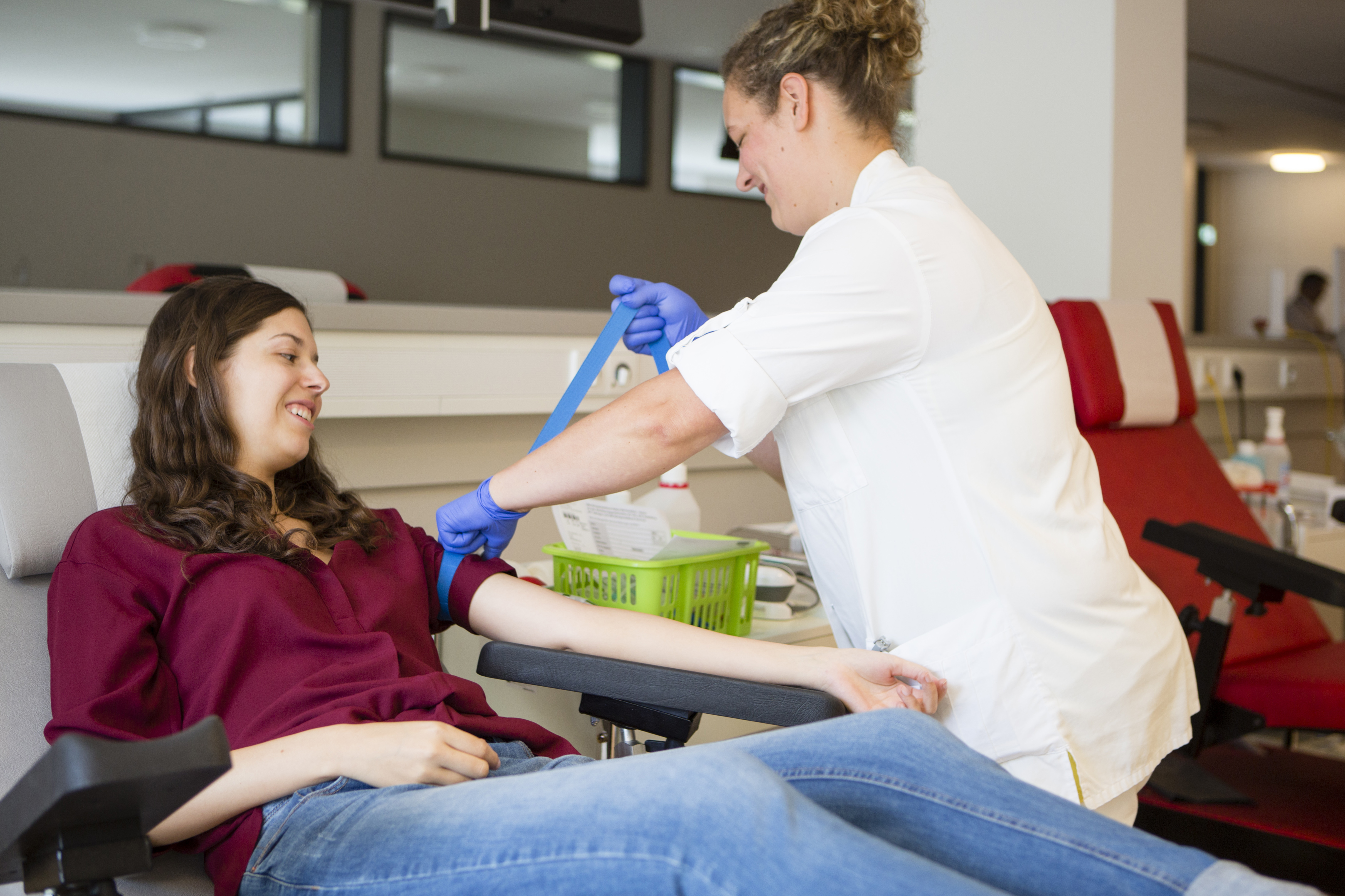 Клиника донорства. Донорство. Донорство крови студенты фото. Усадить пациента для сдачи крови.