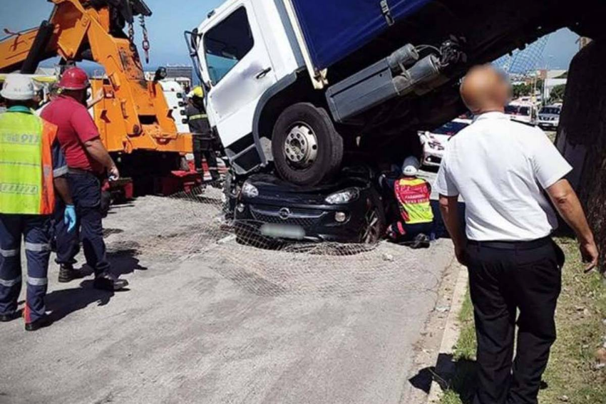 Mulher sobrevive a acidente após caminhão esmagar seu carro