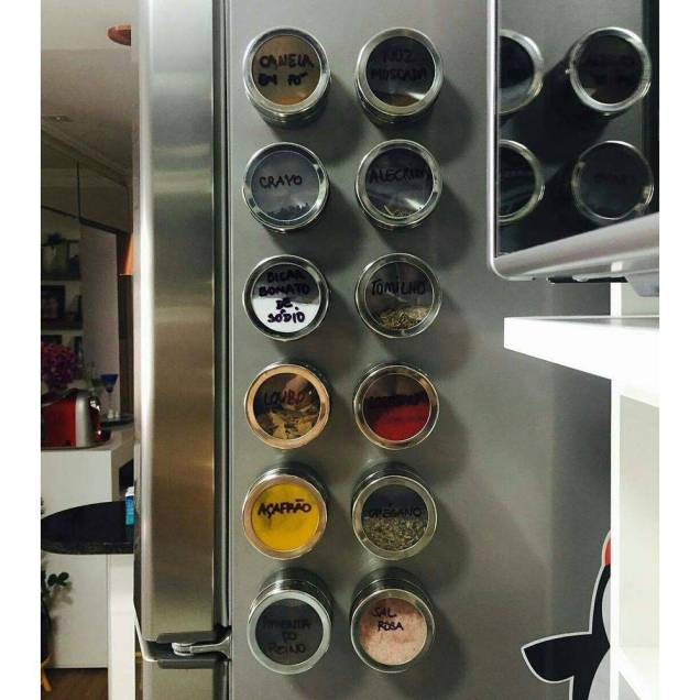 Porta Condimento Tempero Inox Magnético Imã Geladeira Casa, de aço e acrílico, com 6,5 cm de diâmetro.<a href="https://www.americanas.com.br/produto/20520995/porta-condimento-tempero-inox-magnetico-ima-geladeira-casa?DCSext.recom=RR_item_page.rr1-ClickCP&nm_origem=rec_item_page.rr1-ClickCP&nm_ranking_rec=1" target="_blank" rel="noopener"> Americanas</a>, R$ 6,10 Porta Condimento Tempero Inox Magnético Imã Geladeira Casa, de aço e acrílico, com 6,5 cm de diâmetro.<a href="https://www.americanas.com.br/produto/20520995/porta-condimento-tempero-inox-magnetico-ima-geladeira-casa?DCSext.recom=RR_item_page.rr1-ClickCP&nm_origem=rec_item_page.rr1-ClickCP&nm_ranking_rec=1" target="_blank" rel="noopener"> Americanas</a>, R$ 6,10