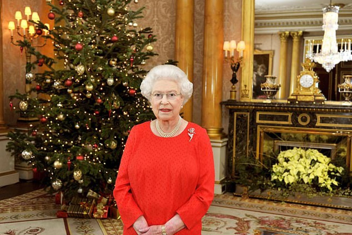 Rainha Elizabeth decorou sua árvore de Natal com um item especial | CLAUDIA