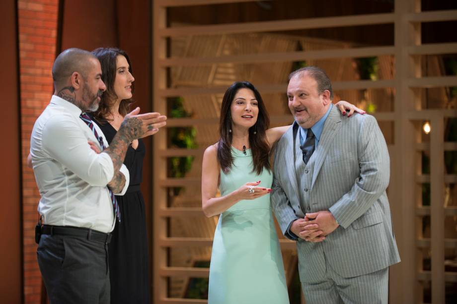 Ana Paula Padrão, Paola Carosella, Erick Jacquin e Henrique Fogaça naquele papo bom enquanto os participantes correm contra o relógio Ana Paula Padrão, Paola Carosella, Erick Jacquin e Henrique Fogaça naquele papo bom enquanto os participantes correm contra o relógio