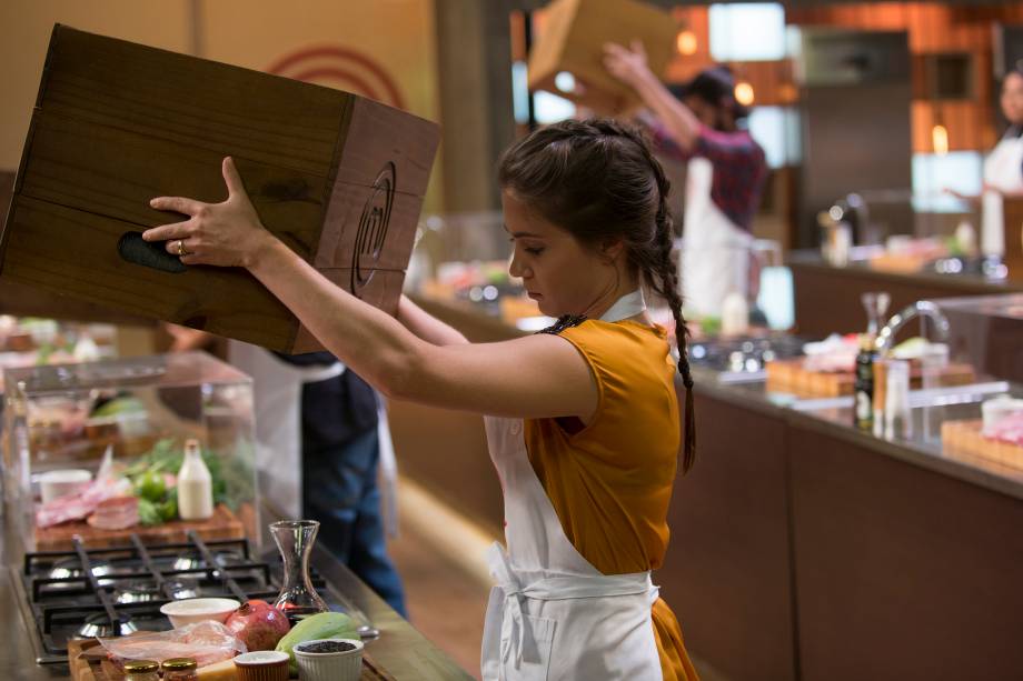 Tereza espia o que tem dentro da caixa misteriosa - será que ela fez a melhor escolha? Tereza espia o que tem dentro da caixa misteriosa - será que ela fez a melhor escolha?