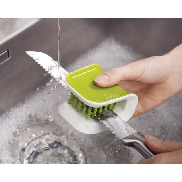 Para não cortar a mão nem a esponja ao lavar as facas, esta escova da Joseph Joseph é ideal. Por R$ 58,50 na <a href="https://www.utilplast.com.br/escova-para-talheres-joseph---joseph-cinza-7cm-27912-jj85106/p" target="_blank" rel="noopener">Utilplast</a>.