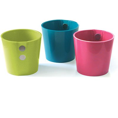 3 vasos organizadores de plástico com ímã, na altura de 6 cm. <a href="https://www.kalunga.com.br/prod/vaso-organizador-c-ima-rosa-verde-azul-ecovaso/488436" target="_blank" rel="noopener">Kalunga</a>, R$ 25