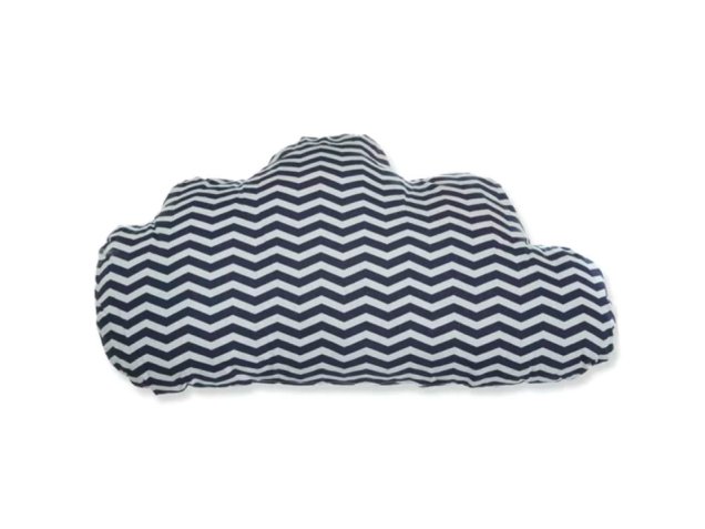 A almofada Veleiros, em formato de nuvem, custa R$ 39,99 na <a href="https://www.etna.com.br/etna/p/almofada-formato-nuvem-veleiros/052580?skuId=0413077">Etna</a>.