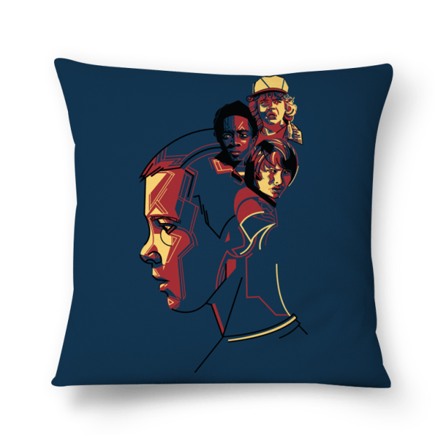 Capa de almofada @felipefr, 100% poliéster, de 40 x 40 cm. <a href="https://www.colab55.com/@felipefr/pillows/stranger-things" target="_blank" rel="noopener">Colab55</a>, R$ 59,90