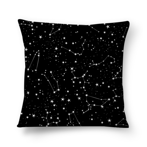 Almofada Constellations, de poliéster, 40 x 40 cm. <a href="https://www.colab55.com/@whatever/pillows/constellations" target="_blank" rel="noopener">Colab 55</a>, R$ 60