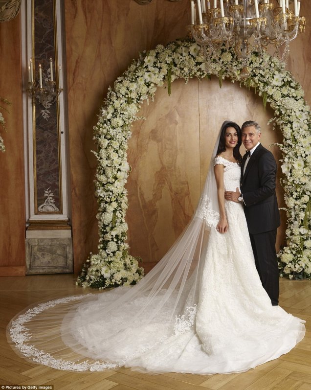 <span>Amal Clooney usou um Oscar de la Renta sob medida em seu casamento. Com detalhes de renda francesa e pérolas bordadas à mão, o vestido custou $380.000.</span>
