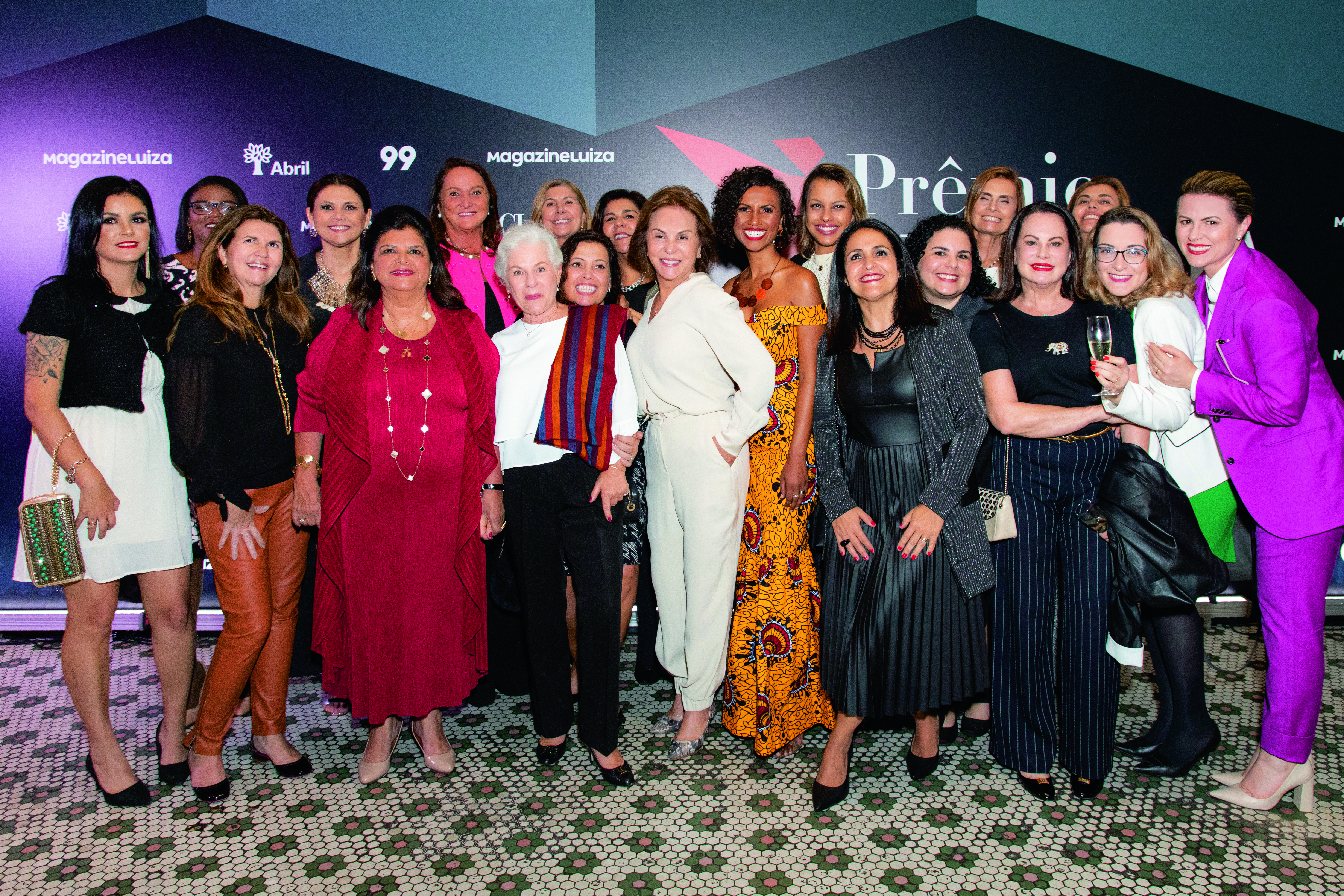 Luiza Helena Trajano (de vermelho) e Sonia Hess (de pink, atrás de Luiza) com integrantes do grupo Mulheres do Brasil