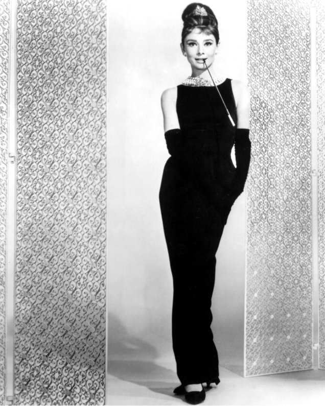 <span>O vestidinho preto Givenchy que Audrey Hepburn usou em 'Breakfast at Tiffany's' é um dos mais icônicos vestidos de todos os tempos. A peça foi leiloada por $900.000 na Christie’s em Nova York.</span>