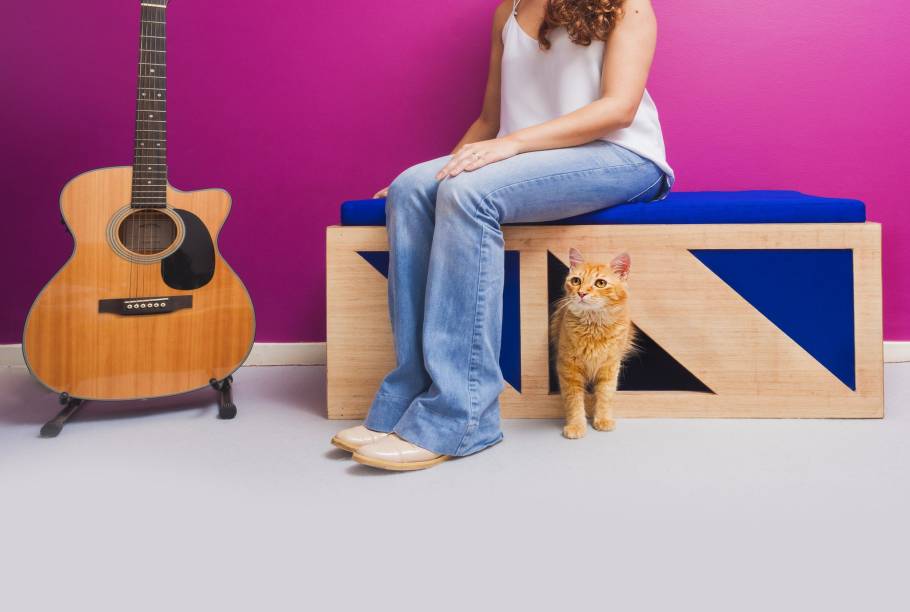 Banco toalete para gatos, de madeira, com almofada, carpete arranhador e caixa de areia. Mede 1 x 0,45 x 0,40 m. <a href="https://cazu.mobi/produto/banco-toalete-caixa-de-areia" target="_blank" rel="noopener">Cazu</a>, R$ 2900 Banco toalete para gatos, de madeira, com almofada, carpete arranhador e caixa de areia. Mede 1 x 0,45 x 0,40 m. <a href="https://cazu.mobi/produto/banco-toalete-caixa-de-areia" target="_blank" rel="noopener">Cazu</a>, R$ 2900