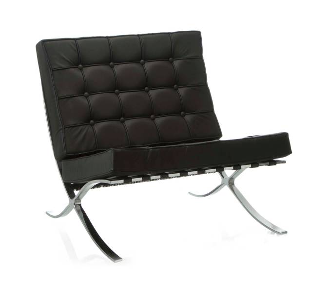 Poltrona Barcelona (75 x 79 x 75 cm), com estrutura metálica e acabamento de poliuretano preto. <a href="https://www.etna.com.br/etna/p/poltrona-barcelona/033318?skuId=0008265" target="_blank" rel="noopener">Etna</a>, R$ 1999,90 Poltrona Barcelona (75 x 79 x 75 cm), com estrutura metálica e acabamento de poliuretano preto. <a href="https://www.etna.com.br/etna/p/poltrona-barcelona/033318?skuId=0008265" target="_blank" rel="noopener">Etna</a>, R$ 1999,90