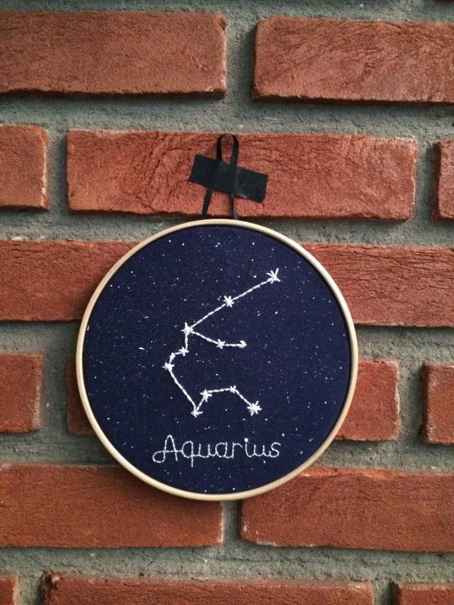 Bastidor bordado Signos, com 16 cm de diâmetro. <a href="https://www.elo7.com.br/bastidor-signos-aquario/dp/88AD0A" target="_blank" rel="noopener">Elo 7 (AM Ateliê)</a>, R$ 40 Bastidor bordado Signos, com 16 cm de diâmetro. <a href="https://www.elo7.com.br/bastidor-signos-aquario/dp/88AD0A" target="_blank" rel="noopener">Elo 7 (AM Ateliê)</a>, R$ 40