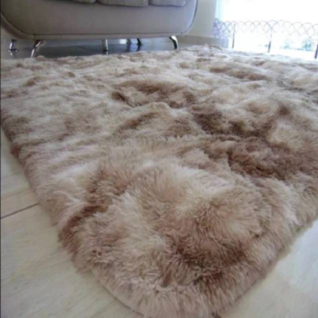 Tapete Bege Mesc, da Costa Oro, 1,50 x 1 m. <a href="https://www.americanas.com.br/produto/57024913/tapete-sala-quarto-peludo-bege-mesc-escuro-1-00-x-1-50-m" target="_blank" rel="noopener">Americanas.com</a>, R$ 99,90 Tapete Bege Mesc, da Costa Oro, 1,50 x 1 m. <a href="https://www.americanas.com.br/produto/57024913/tapete-sala-quarto-peludo-bege-mesc-escuro-1-00-x-1-50-m" target="_blank" rel="noopener">Americanas.com</a>, R$ 99,90