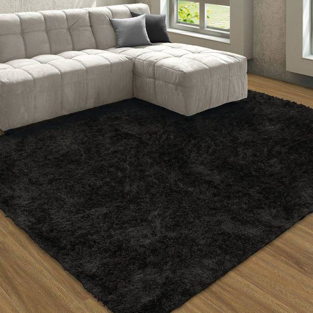 Tapete Belmont Preto, da São Carlos, de poliéster, 1,50 x 1 m. <a href="https://www.americanas.com.br/produto/52943763/tapete-de-sala-peludo-belmont-preto-100-x-150-cm-sao-carlos?WT.srch=1&acc=e789ea56094489dffd798f86ff51c7a9&epar=bp_pl_00_go_cmb_todas_geral_gmv&gclid=EAIaIQobChMI2eu1wead4wIVj4WRCh31Awy_EAkYFyABEgJr8fD_BwE&i=59f15a2beec3dfb1f896dcc1&o=5c6706b56c28a3cb506f9464&opn=YSMESP&sellerId=27539458000170" target="_blank" rel="noopener">Americanas.com</a>, R$ 332,29 Tapete Belmont Preto, da São Carlos, de poliéster, 1,50 x 1 m. <a href="https://www.americanas.com.br/produto/52943763/tapete-de-sala-peludo-belmont-preto-100-x-150-cm-sao-carlos?WT.srch=1&acc=e789ea56094489dffd798f86ff51c7a9&epar=bp_pl_00_go_cmb_todas_geral_gmv&gclid=EAIaIQobChMI2eu1wead4wIVj4WRCh31Awy_EAkYFyABEgJr8fD_BwE&i=59f15a2beec3dfb1f896dcc1&o=5c6706b56c28a3cb506f9464&opn=YSMESP&sellerId=27539458000170" target="_blank" rel="noopener">Americanas.com</a>, R$ 332,29