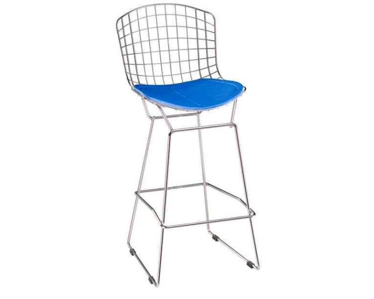 Banqueta Bertoia cromada com assento em corino azul, altura de 68 cm. <a href="https://www.abouthome.com.br/banqueta-bertoia-cromada-assento-corino-azul-p5619/" target="_blank" rel="noopener">AboutHome</a>, R$ 351,49