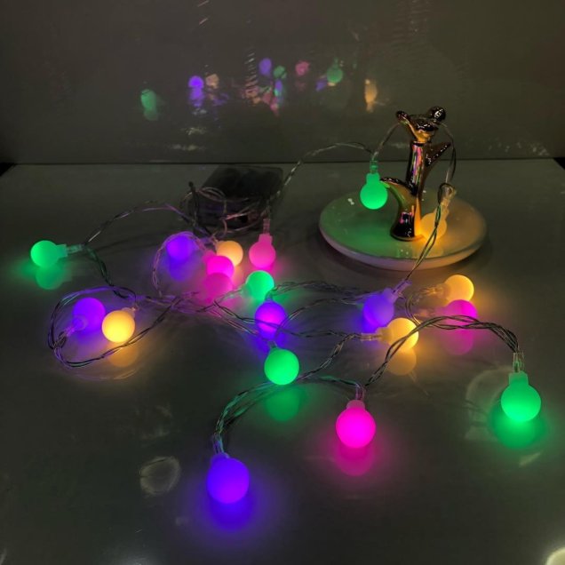 Cordão de luzes coloridas, com 2 m, 20 lâmpadas bolinhas de LED, funciona com 3 pilhas AAA.<a href="https://www.elo7.com.br/2-luminaria-cordao-luz-led-20-bolinhas-1-5cm-varal-2m-color/dp/F5976E?pp=11&pn=1&nav=sts_ps_sr_1_11&qrid=NZqQJWSPOiEf#dmcl=1&rcp=1&hpa=0&ps2=1&sdps=0&rch=1&hsv=1&pcpe=1&ucrq=1&npc=1&supc=1&carf=0&droam=0&df=d&rps=0&srm=1&vpl=1&fsfv=0&sew=0&sami=1&sms=0&spc=1&staa=0&smsm=0&usb=0&ses=0&rcpd=1&sei=0&disc=0&suf=0&sura=0&smps=0&rfn=0&sedk=1&scsa=1&sewb=1&uso=m&smc=1&idfs=1&sum=0&sep=0&cpr=0&fnc=0&secpl=1&doar=0&inp=0&sed=1" target="_blank" rel="noopener"> Elo 7 (Loja do Guru_Rio)</a>, R$ 59,98