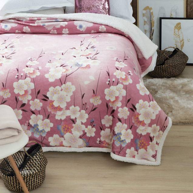 Coberdrom Brescia, Jolitex, casal (1,80 x 2,20 m), de poliéster. <a href="https://www.madeiramadeira.com.br/edredom-casal-soft-stamp-brescia-1-peca-microfibra-jolitex-330157.html" target="_blank" rel="noopener">MadeiraMadeira</a>, R$ 134,30 Coberdrom Brescia, Jolitex, casal (1,80 x 2,20 m), de poliéster. <a href="https://www.madeiramadeira.com.br/edredom-casal-soft-stamp-brescia-1-peca-microfibra-jolitex-330157.html" target="_blank" rel="noopener">MadeiraMadeira</a>, R$ 134,30